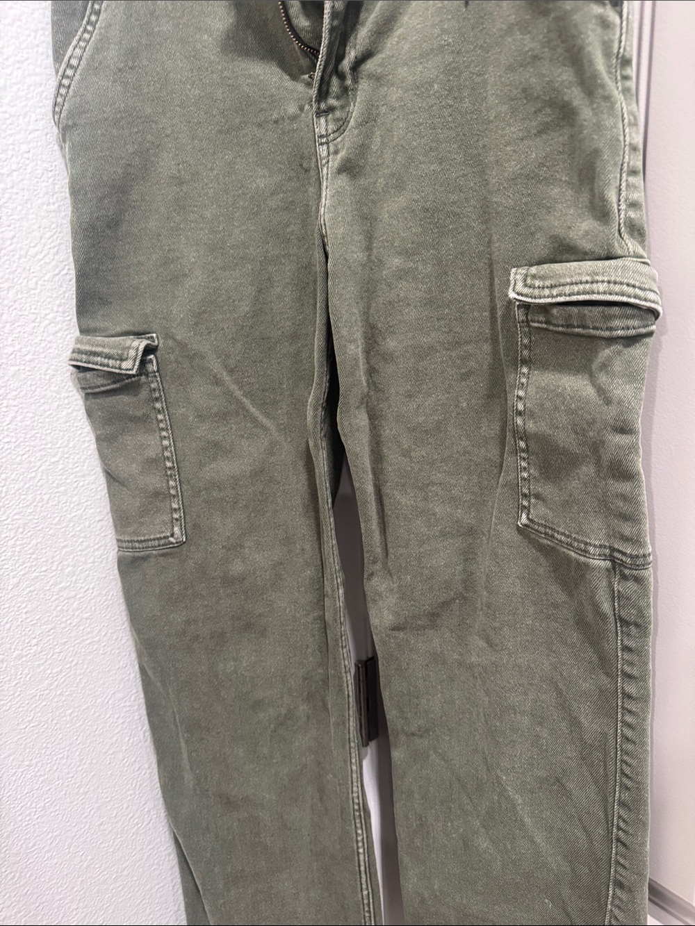 Hollister Olive Cargo Pants Utility Pockets Ultra High rise dad Jean size 2R 26R - Picture 3 of 4